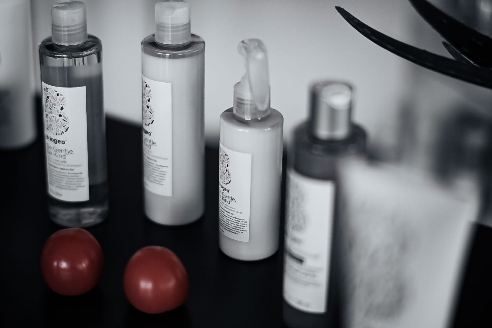 Briogeo-Produkte mit natürlichen Inhaltsstoffen und Pflegeformeln, ideal für gesundes Haar.