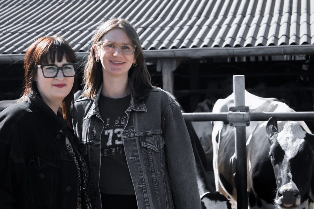 #daskollektiv Team mit Junior-Chefin Alwine Hemme vor Milchkühen - nachhaltige Partnerschaft zwischen Friseursalon und Milchhof