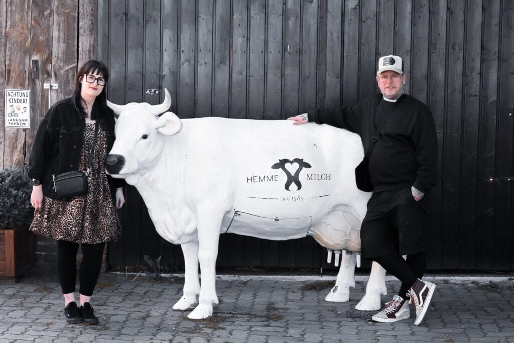 #daskollektiv Inhaber Stefanie und Pierre bei Hofbesichtigung am Hemme Milch Hof - regionale Zusammenarbeit Wedemark