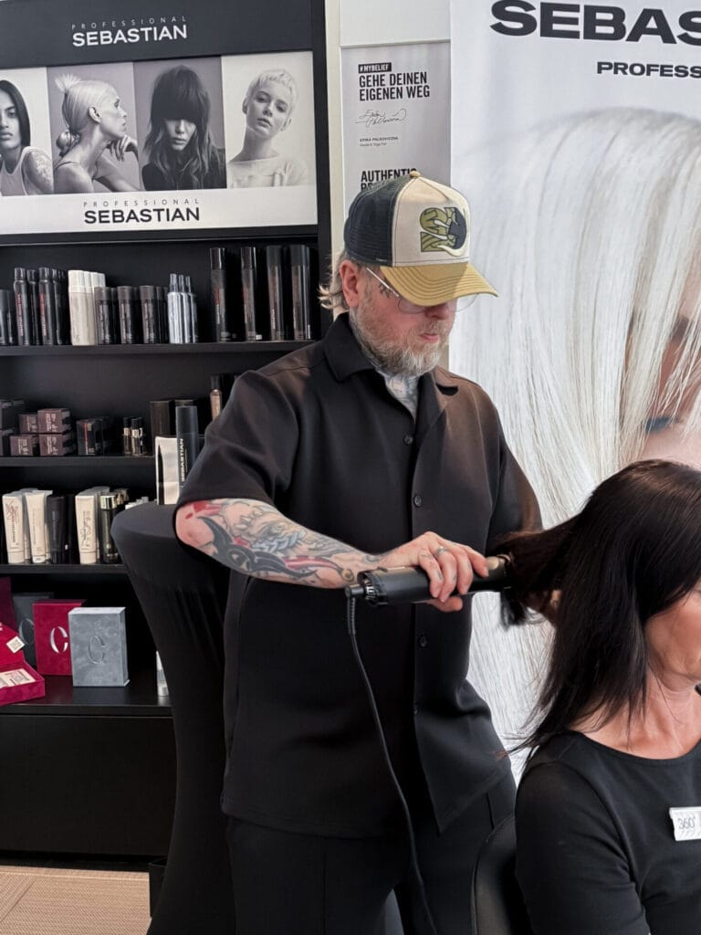 Pierre Heinemann arbeitet mit Sebastian Professional Produkten im #daskollektiv Salon Wedemark - professionelle Haargestaltung mit Premium-Produkten
